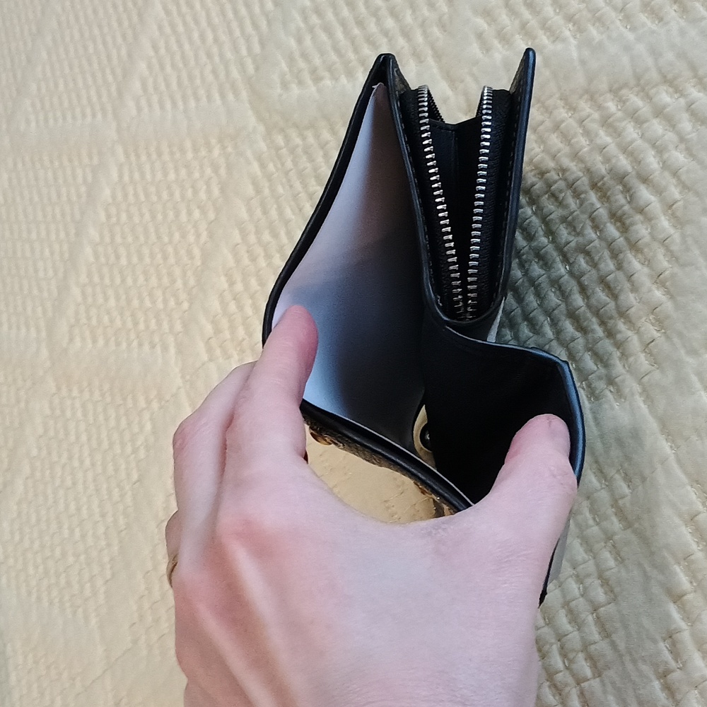 ๐ Coach Black Leather Wallet with Gold and Silver Rivets - Picture 5 of 13